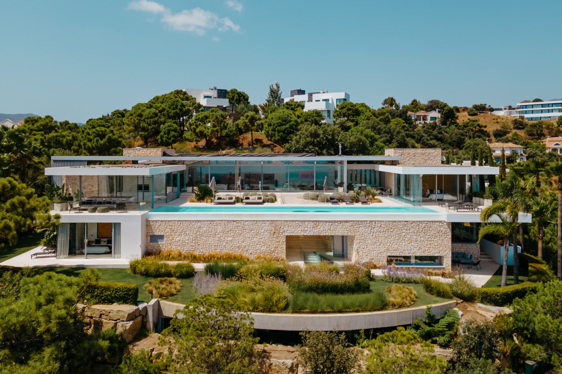 Innerhalb €4.800.000 Neue Hilltop Modern Mega Mansion mit herrlichem